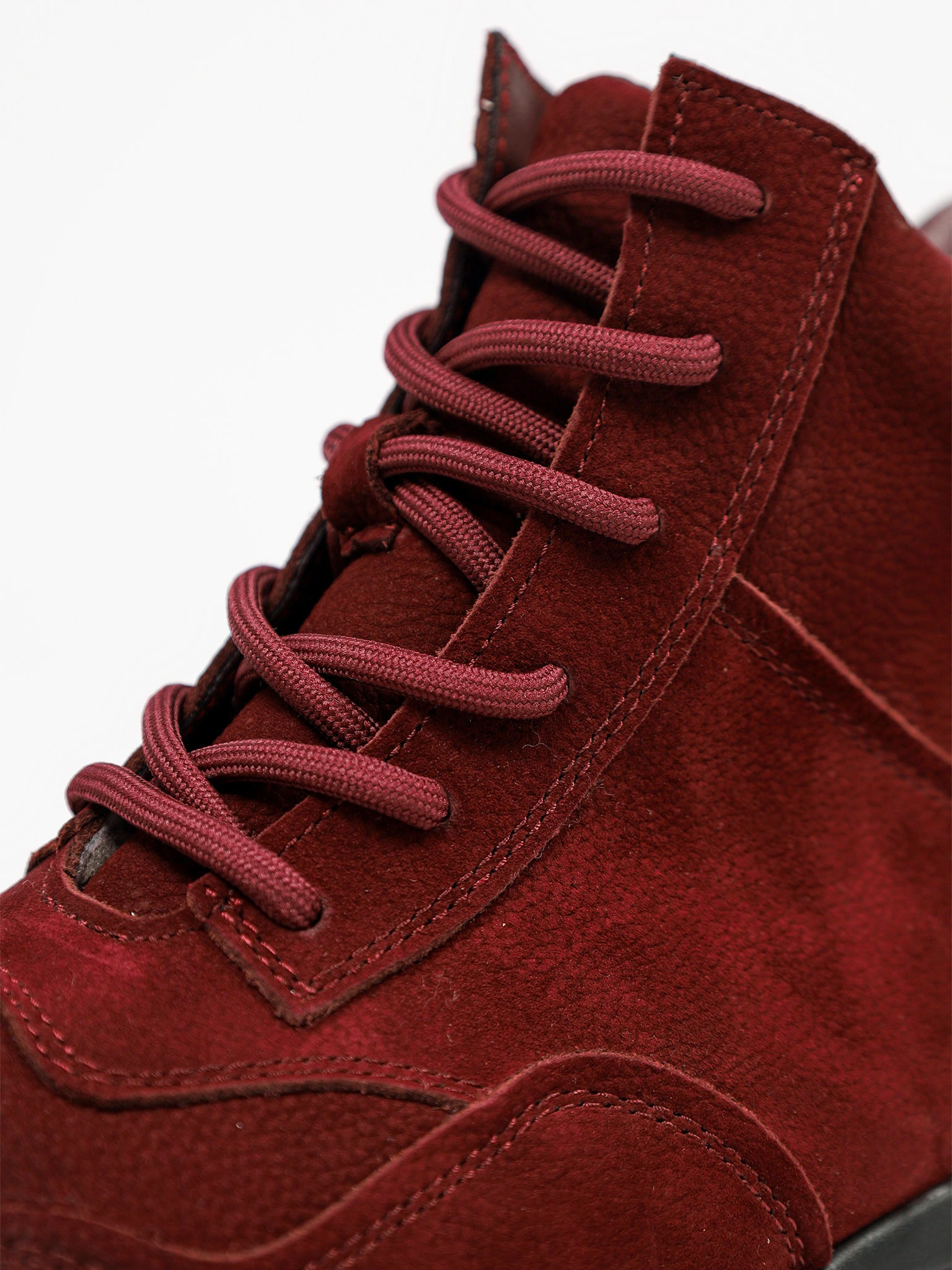 Кроссовки бордового цвета на рельефной подошве